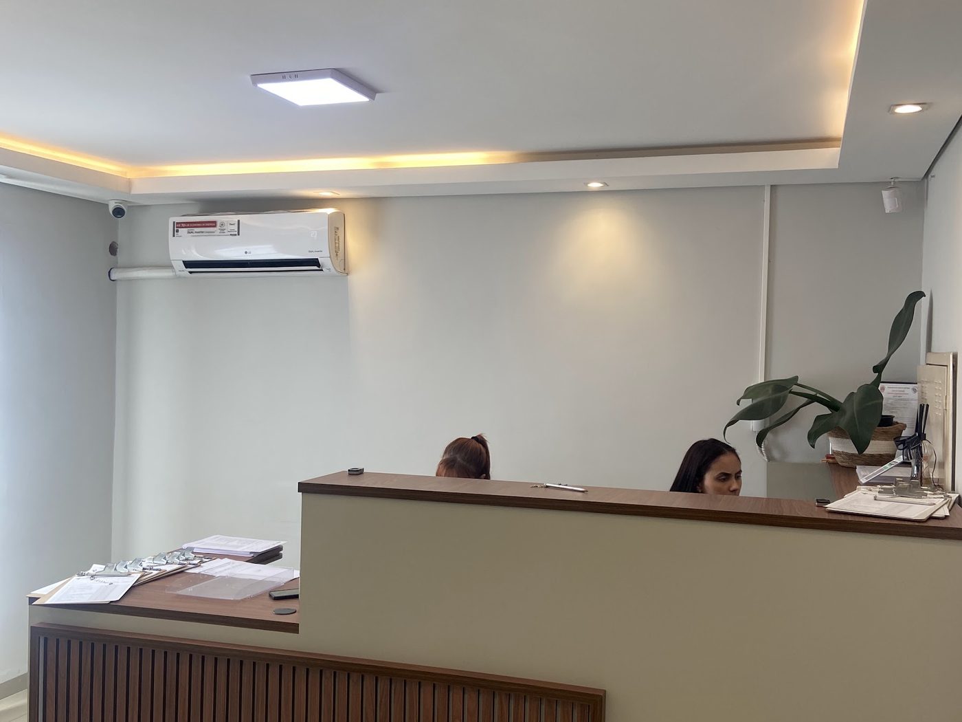 Balcão de atendimento da Atual Medicina com a equipe organizando os agendamentos