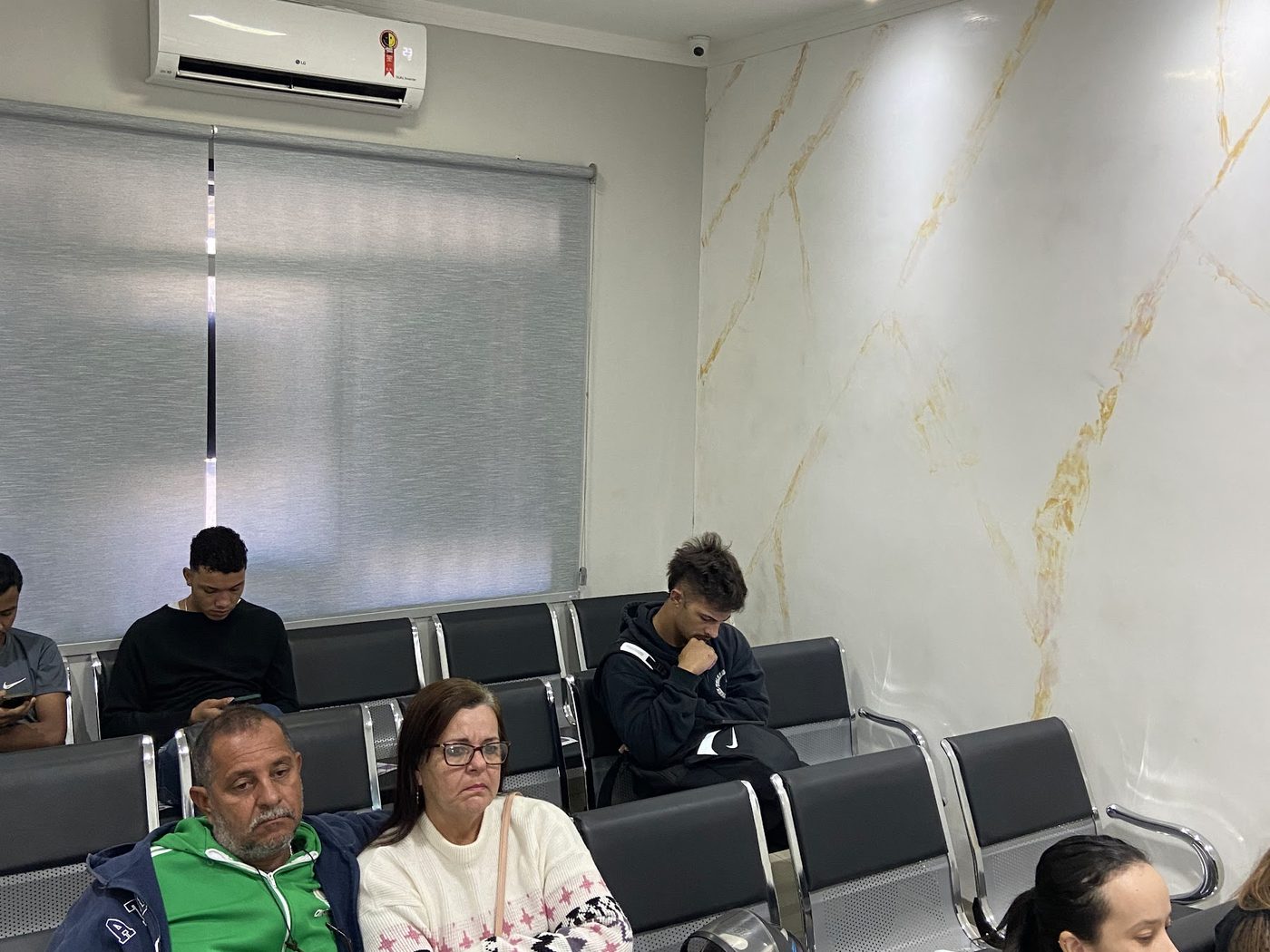Pacientes aguardando atendimento na sala de espera da Atual Medicina